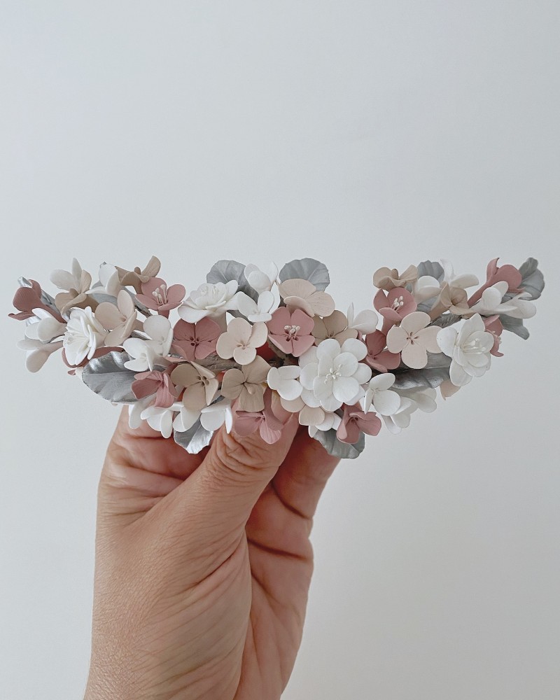 Tocado de flores de porcelana y hojas plata