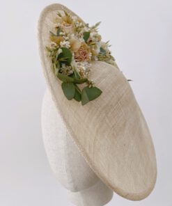 Tocado de sinamay con flores en tonos tostados- Anne