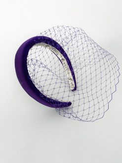 Diadema de satén morado Capri para invitadas