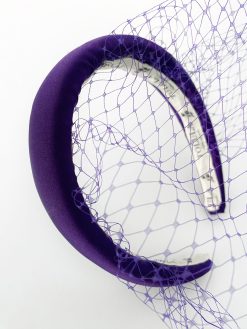 Diadema de satén morado Capri para invitadas