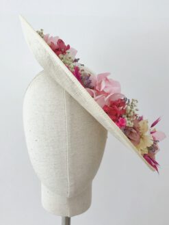 Tocado de sinamay con flores preservadas para invitada, Couture