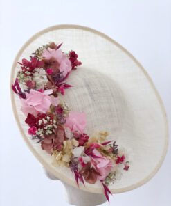 Tocado de sinamay con flores preservadas para invitada, Couture