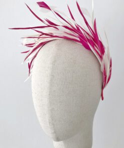 Diadema invitada de plumas sierra en blanco y fucsia Galia