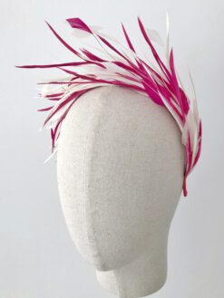 Diadema invitada de plumas sierra en blanco y fucsia Galia