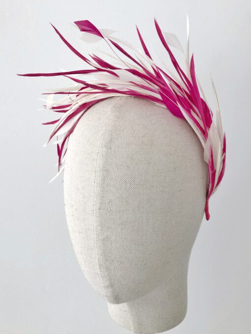 Diadema invitada de plumas sierra en blanco y fucsia Galia