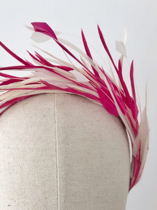 Diadema invitada de plumas sierra en blanco y fucsia Galia