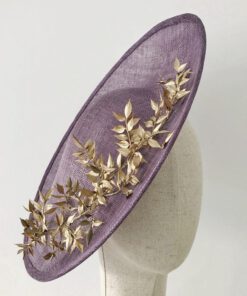 Tocado de sinamay Lila con toques dorados para invitada, Balam.