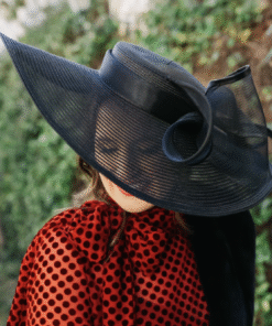 Pamela traslúcida con onda y lazada de crin negra Ascot, para invitadas.