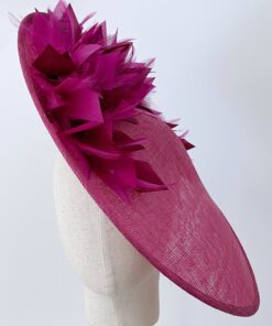 Plato tocado de sinamay con plumas para invitada, Leonore.