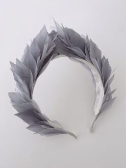 Diadema de plumas altas gris Minerva