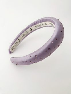 Diadema forrada de satén lila con strass para invitada Sophi
