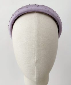Diadema forrada de satén lila con strass para invitada Sophi