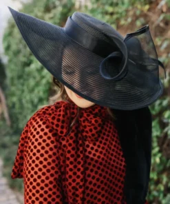 Pamela traslúcida con onda y lazada de crin negra Ascot, para invitadas.