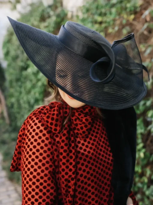 Pamela traslúcida con onda y lazada de crin negra Ascot, para invitadas.