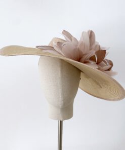 Pamela de onda con pompón rosa nude, para invitadas, Royal