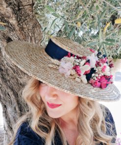 Sombrero canotier de copa baja y ala ancha decorada con un jardín de flores preservadas y cinta negra, Turín.