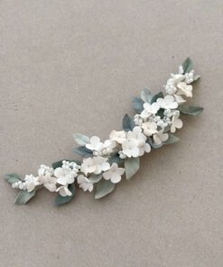 Tocado de porcelana. Flores y hojas de olivo en tonos verdes empolvados. Ramificaciones de bolitas de nácar. Tocado hecho a mano para novia.