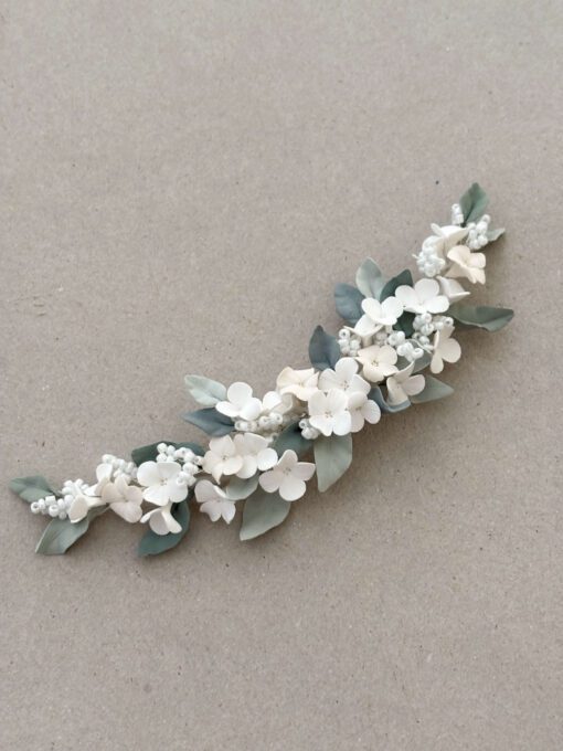 Tocado de porcelana. Flores y hojas de olivo en tonos verdes empolvados. Ramificaciones de bolitas de nácar. Tocado hecho a mano para novia.