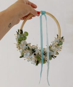 Porta alianzas con flores preservadas en aro madera natural.