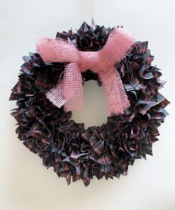 Corona de navidad con lazo rosa