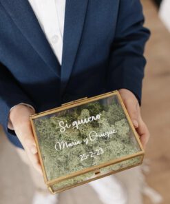 Caja porta alianzas de cristal con relleno de musgo verde y letras blancas