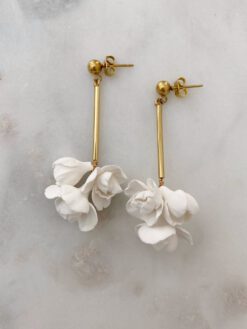 Pendientes de porcelana blancos Peony