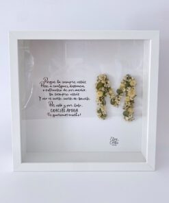 Marco con inicial de flores preservadas