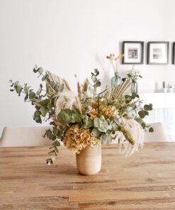 Jarrón con flores preservadas y eucaliptos, decoración para casa.