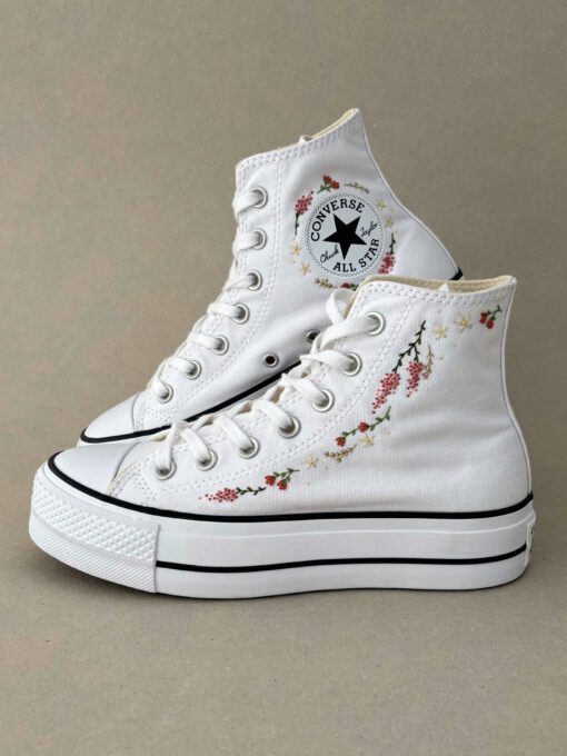 converse bordadas a mano a juego del ramo de novia o de los colores favoritos