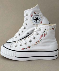 converse bordadas a mano a juego del ramo de novia o de los colores favoritos