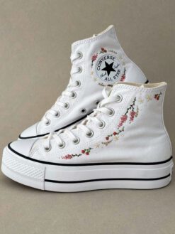 converse bordadas a mano a juego del ramo de novia o de los colores favoritos