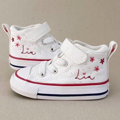 Botitas Converse bordadas con nombre del bebe, para regalar.