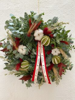 Corona de navidad roja y lima con abeto y eucalipto