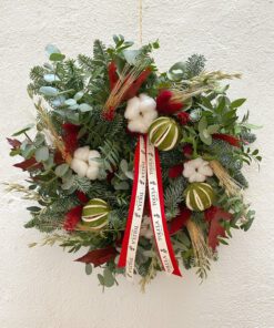 Corona de navidad roja y lima con abeto y eucalipto