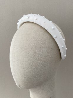 Diadema forrada con crepé de novia blanco y decorada con perlas