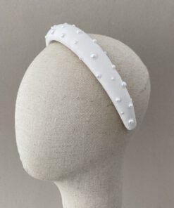 Diadema forrada con crepé de novia blanco y decorada con perlas