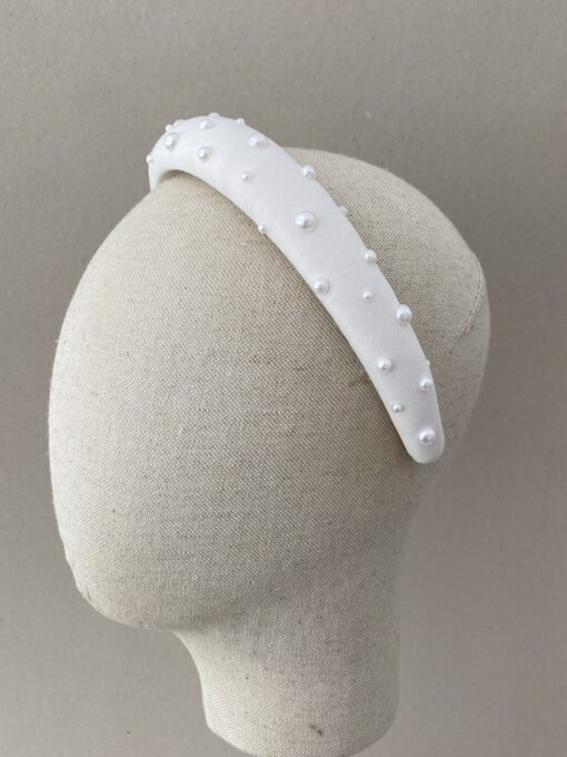 Diadema forrada con crepé de novia blanco y decorada con perlas