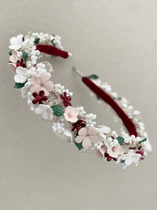 Diadema de flores para novia formada por flores de porcelana y piezas de latón esmaltadas.