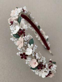 Diadema de flores para novia formada por flores de porcelana y piezas de latón esmaltadas.