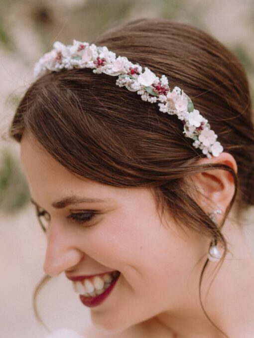 Diadema de flores para novia formada por flores de porcelana y piezas de latón esmaltadas.