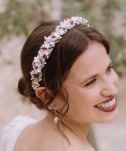 Diadema de flores para novia formada por flores de porcelana y piezas de latón esmaltadas.