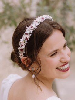 Diadema de flores para novia formada por flores de porcelana y piezas de latón esmaltadas.