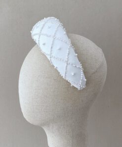 Diadema grande forrada con crepé de novia blanco decorada con pedrería cosida a mano