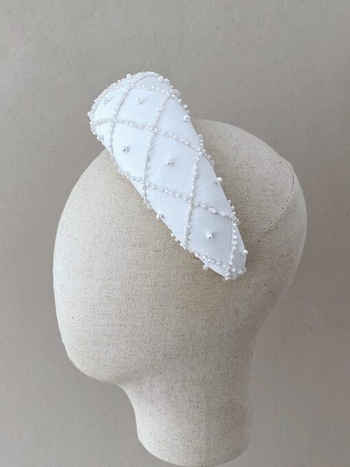 Diadema grande forrada con crepé de novia blanco decorada con pedrería cosida a mano