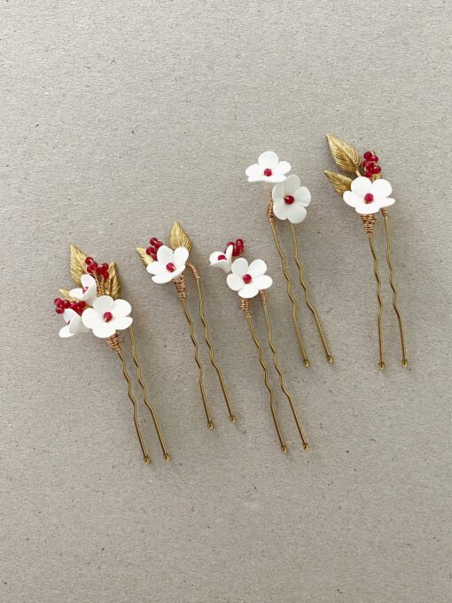 Horquillas de flores para novia formadas por margaritas de porcelana con detalles burdeos y hojas doradas. Solange