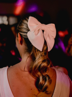 Lazo blanco para novia que se sujeta mediante una peineta
