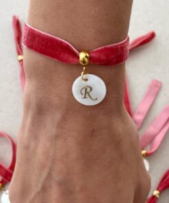 Pulsera de terciopelo con medalla de nácar con inicial. Ideal para regalar a invitadas