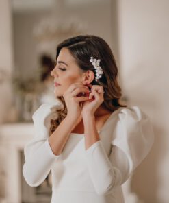 Tocado lateral de flores de porcelana blancas para novia