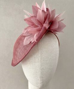 Tocado para invitada de plumas se coloca mediante una diadema su base es de sinamay. Camille