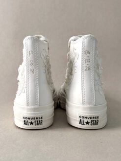 Converse altas para novia personalizadas con encaje y perlas. Bridal